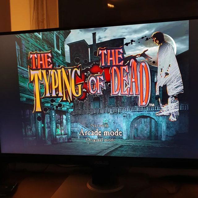 The only scary game I can deal with. Let's type!

#tvspel #videogames #retrogaming #retrospel #gaming #gamecollection #spelsamling #sega #typingofthedead